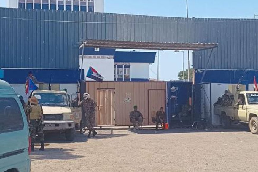 قوة أمنية تغلق مقر الجمعية الوطنية التابعة للمجلس الانتقالي الجنوبي وتمنع الموظفين من الدخول قوة أمنية تغلق مقر الجمعية الوطنية التابعة للمجلس الانتقالي الجنوبي وتمنع الموظفين من الدخول