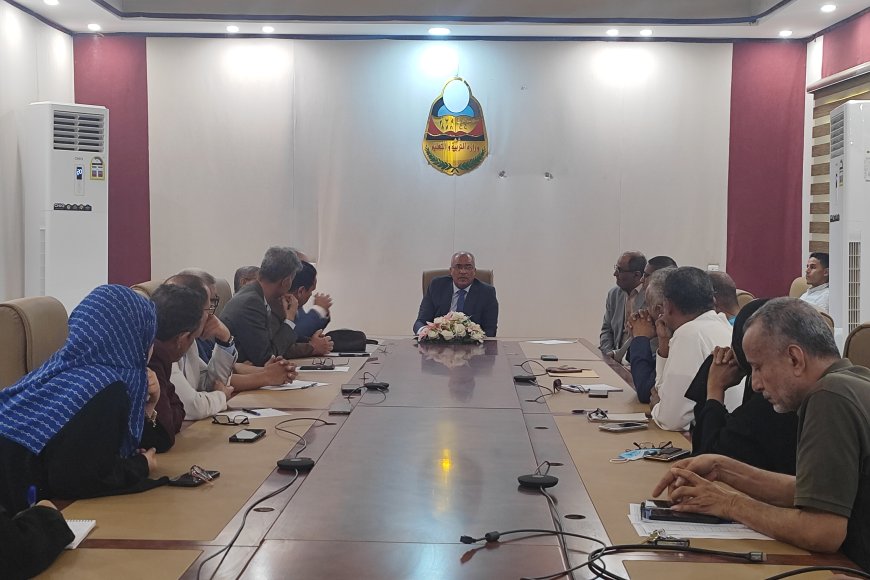 وزير التربية والتعليم العبادي يتفقد سير العمل بوزارة التربية بعدن