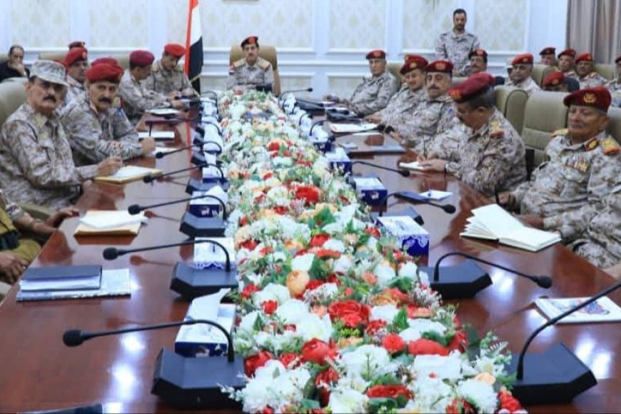 وزير الدفاع يرأس اجتماعًا موسعًا بالهيئات والدوائر والمناطق العسكرية