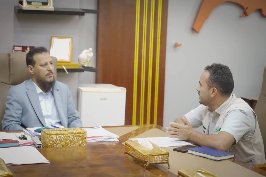 المحافظ عبدالرحمن شيخ يناقش مع ممثل جمعية العون المباشر الكويتية سير المشاريع التي تنفذها الجمعية في العاصمة عدن المحافظ عبدالرحمن شيخ يناقش مع ممثل جمعية العون المباشر الكويتية سير المشاريع التي تنفذها الجمعية في العاصمة عدن