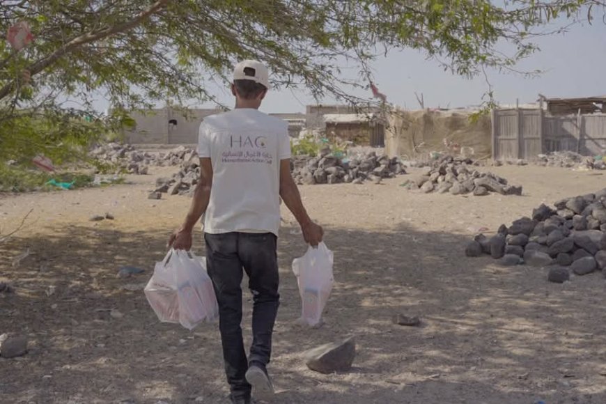 الخلية الإنسانية توزع وجبات إفطار على الأسر النازحة في ذو باب المندب.