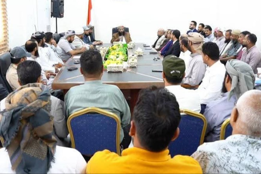 وزير الأوقاف يترأس اجتماعًا موسعًا لقيادة وموظفي الوزارة بالعاصمة المؤقتة عدن 