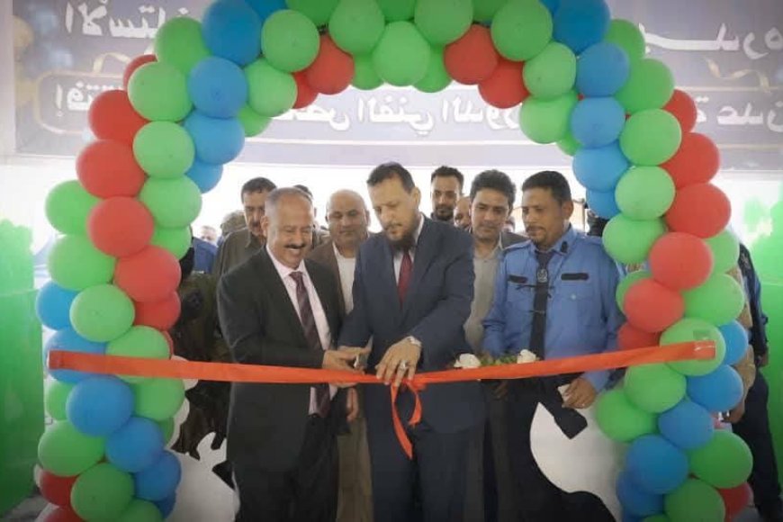 المحافظ شيخ ووزير النقل يفتتحان مركز الفحص الدوري للمركبات في العاصمة عدن