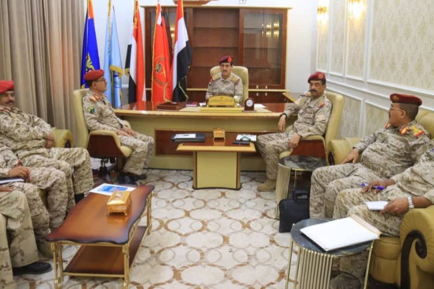 وزير الدفاع يشدد على تفعيل الرقابة والتفتيش وتعزيز العمل الاستخباري 