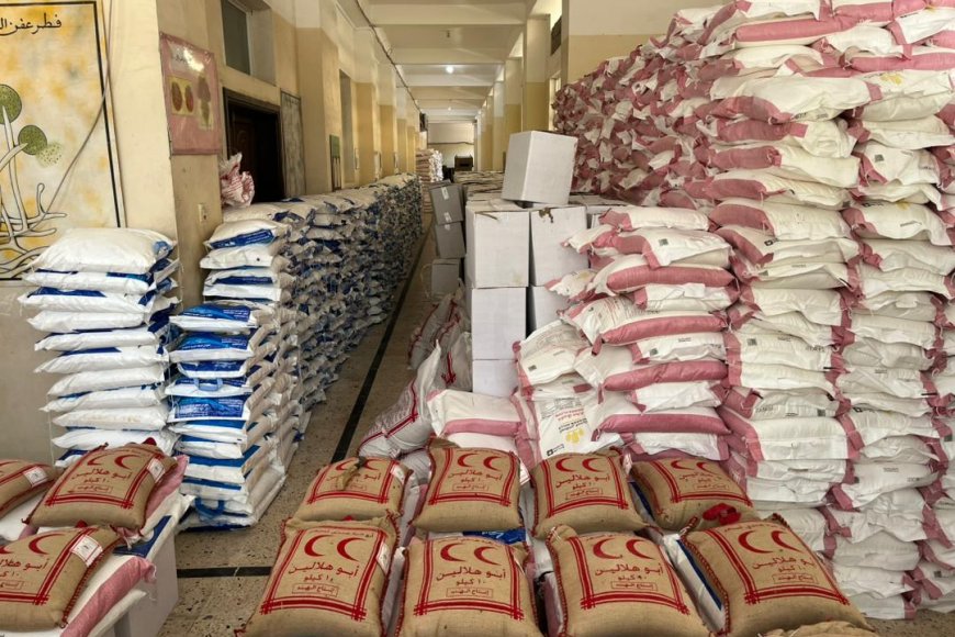 توزيع السلل الغذائية للعاملين في القطاع التربوي في مديرية صيرة بعدن