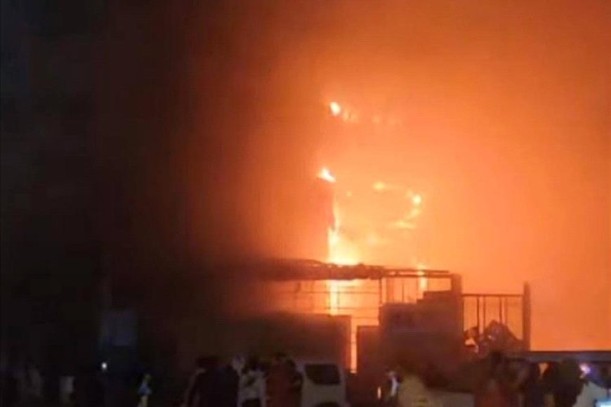 شاهد بالصور.. حريق هائل يلتهم سوق القاهرة الشعبي بالمنصورة ومخاوف من خسائر مادية فادحة