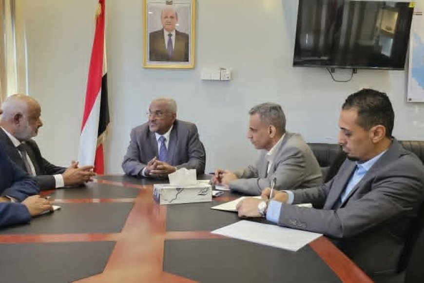 الوزير باسلمة يناقش التحديات الإدارية والتنموية التي تواجه السلطة المحلية بمحافظة الحديدة