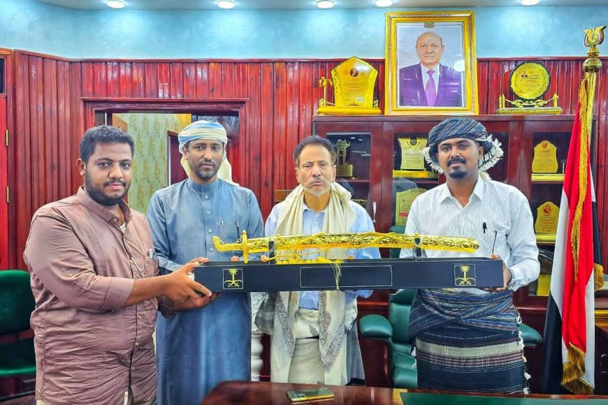 المهرة..رئيس منتدى الطالب المهري بحضرموت يُكرّم المحافظ بن ياسر تقديراً لدعمه للطلاب