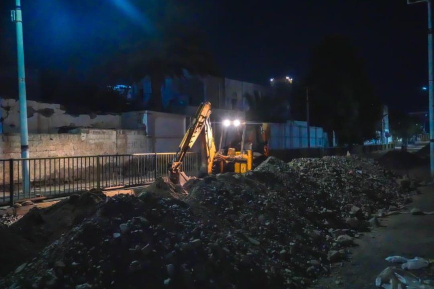 تواصل أعمال تأهيل وسفلتة شارع الهجرة والجوازات بمديرية صيرة بعدن تواصل أعمال تأهيل وسفلتة شارع الهجرة والجوازات بمديرية صيرة بعدن