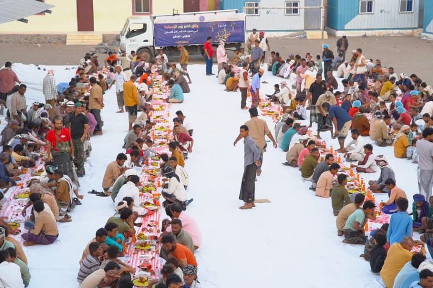 تعز.بدعم الخلية الإنسانية.. أبناء الزهاري بالمخا ينظمون إفطاراً جماعياً.
