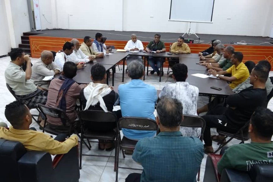 وكيل أول محافظة عدن يناقش مع إدارة صندوق النظافة تدشين حملة نظافة شاملة استعدادًا لعيد الفطر المبارك