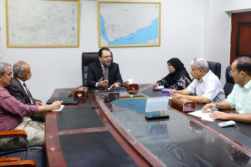 وزير الكهرباء يناقش مع لجنة الإشراف والرقابة آليات تنظيم نقل الوقود إلى محطات التوليد