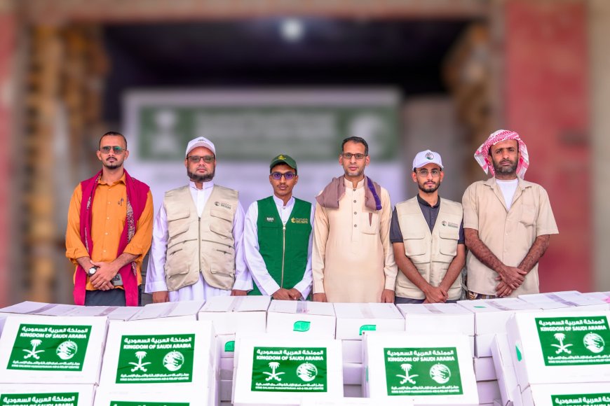 مركز الملك سلمان للإغاثة يدشن توزيع 6 ألف كرتون تمر في مديريات ساحل حضرموت   