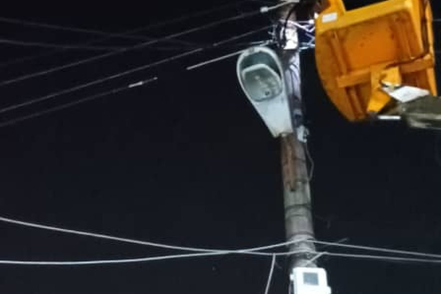 تنفيذ أعمال صيانة وتركيب كشافات إنارة في حي المدينة البيضاء بخورمكسر