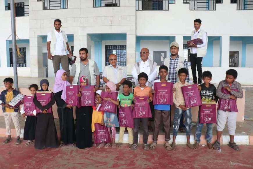 الحديدة..الخلية الإنسانية تواصل توزيع كسوة العيد لـ5500 طفل في مديريات الحديدة المحررة