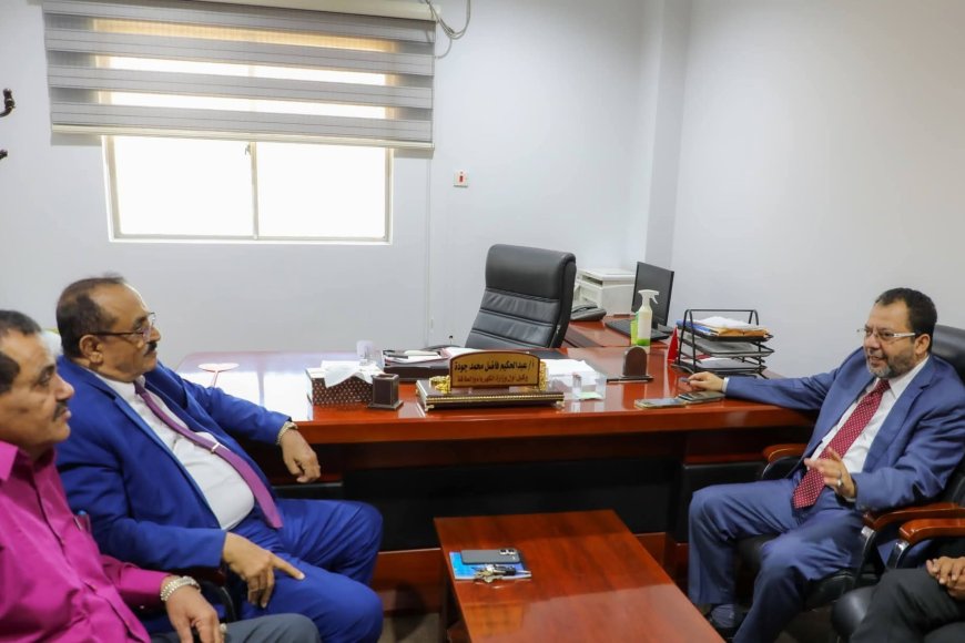 وزير الكهرباء يلتقي نائب محافظ لحج ويؤكد بدء توريد الإيرادات إلى حساب البنك المركزي وزير الكهرباء يلتقي نائب محافظ لحج ويؤكد بدء توريد الإيرادات إلى حساب البنك المركزي