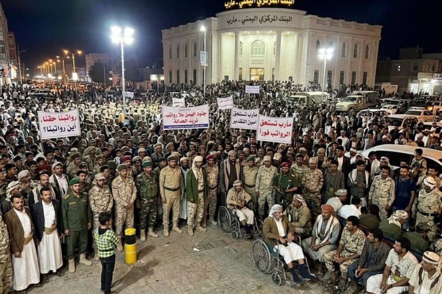 للمطالبة بصرف رواتبهم .. احتجاجات غاضبة للجرحى وجنود الجيش الوطني أمام البنك المركزي في مأرب.