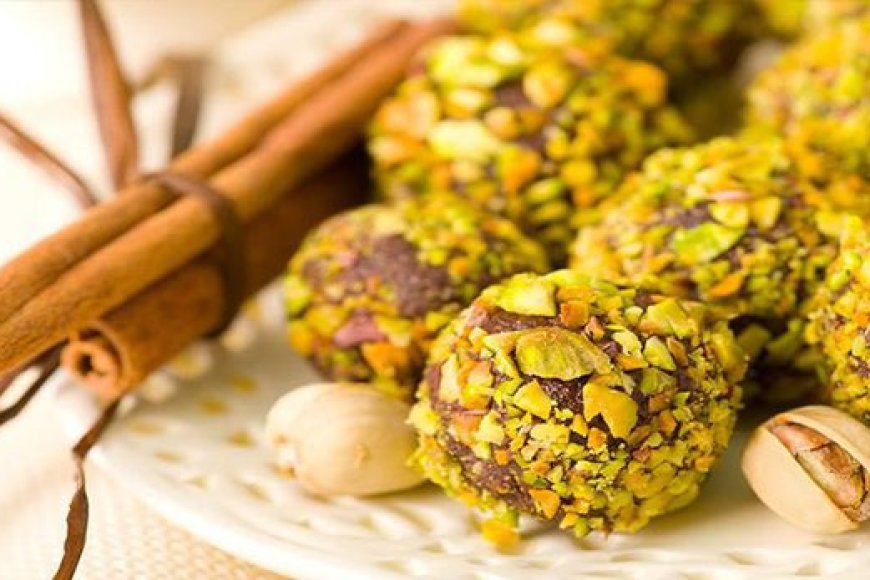 حلا العيد : كرات التمر بالفستق الحلبي .. المقادير و الطريقة