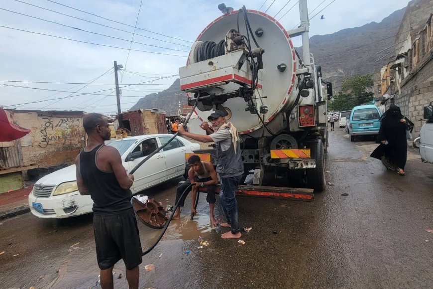 استمرار اعمال شفط مياه الأمطار ورفع المخلفات في المعلا 