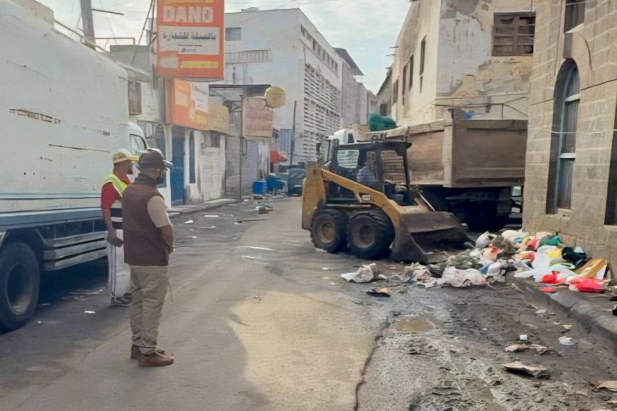 عدن.. مدير عام صيرة يطلع على سير أعمال رفع مخلفات الأمطار في المديرية