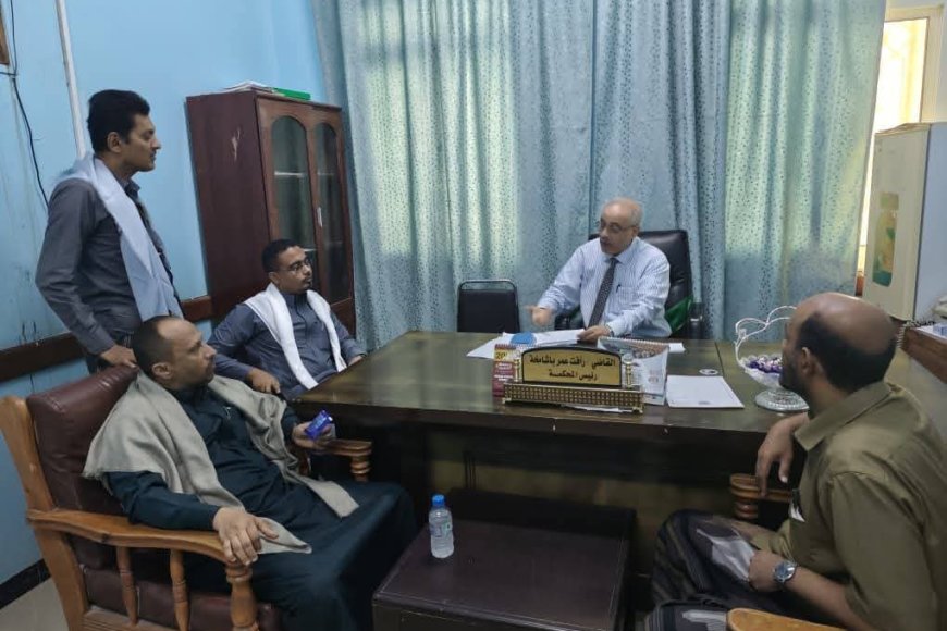 رئيس محكمة استئناف حضرموت يتفقد سير العمل بالمجمع القضائي بالمكلا ويشيد بالانضباط الوظيفي