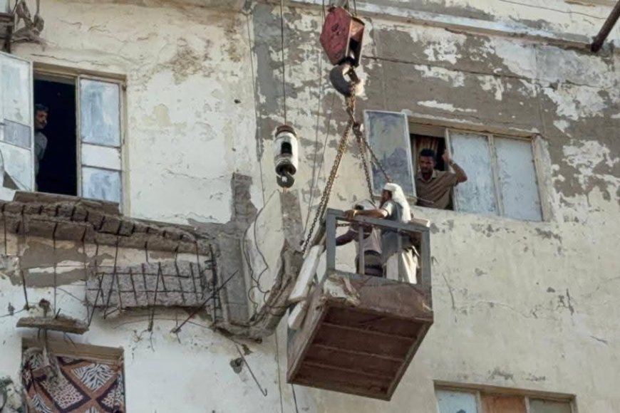 البدء بإزالة الكتل الخرسانية المعلقة في البلوكانات المنهاره لعماره مأرب 