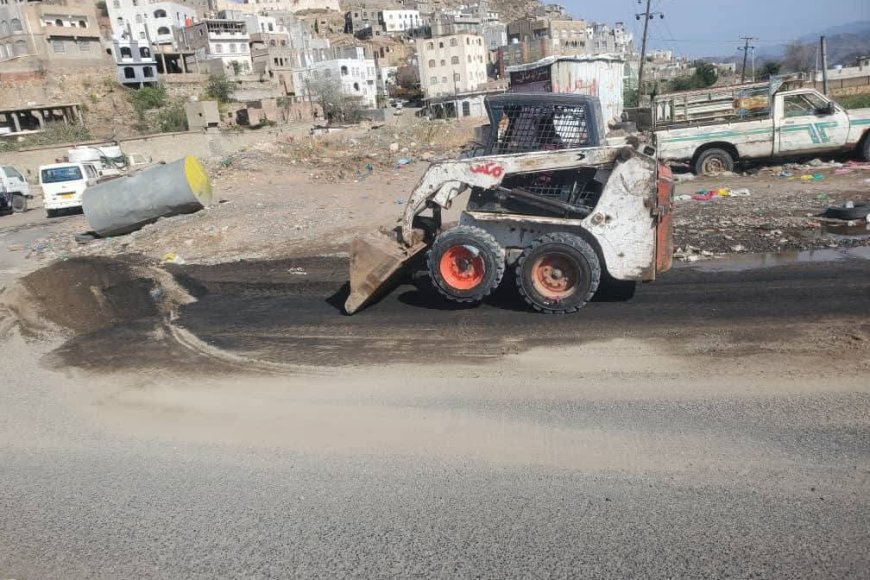 تعز.حملة ميدانية لرفع مخلفات الأتربة وتنظيف عبارات السيول في وادي القاضي بمديرية القاهرة