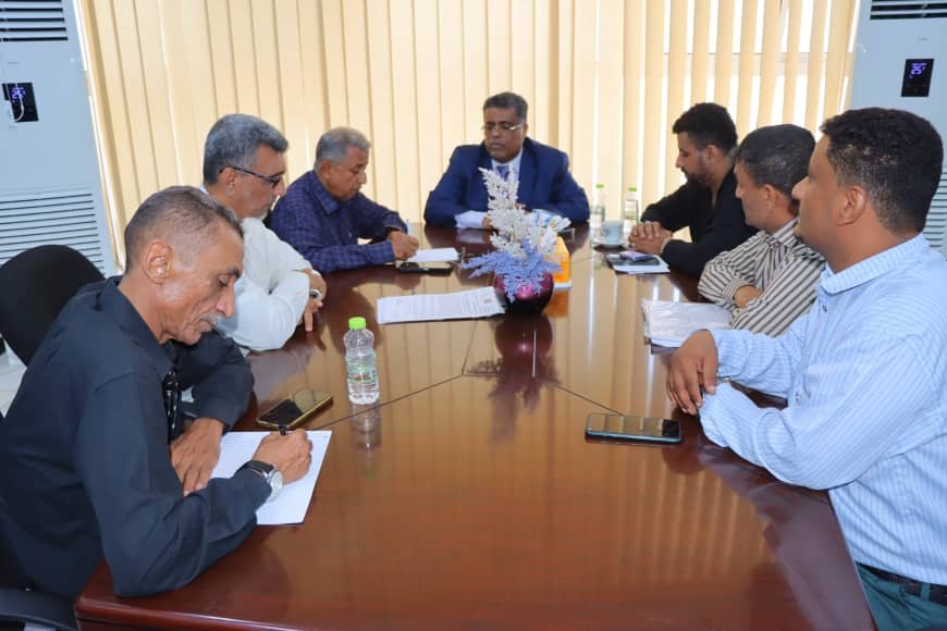 الشاذلي يناقش الاستعدادات لتدشين حملة رفع مخلفات الأمطار في مديريات عدن