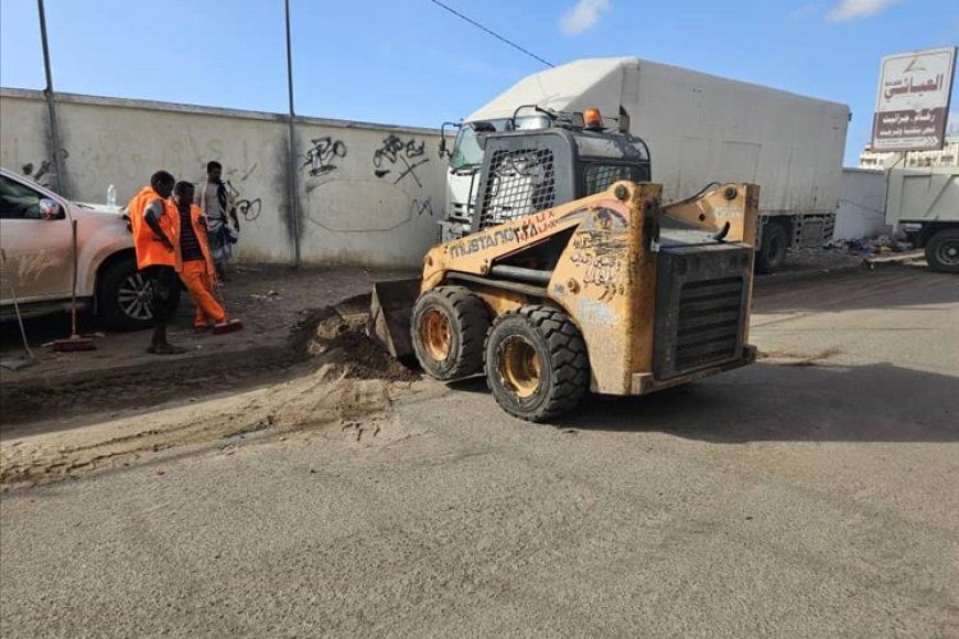 لليوم الثاني على التوالي.. استمرار حملة صندوق النظافة في الشيخ عثمان لرفع مخلفات الأمطار لليوم الثاني على التوالي.. استمرار حملة صندوق النظافة في الشيخ عثمان لرفع مخلفات الأمطار