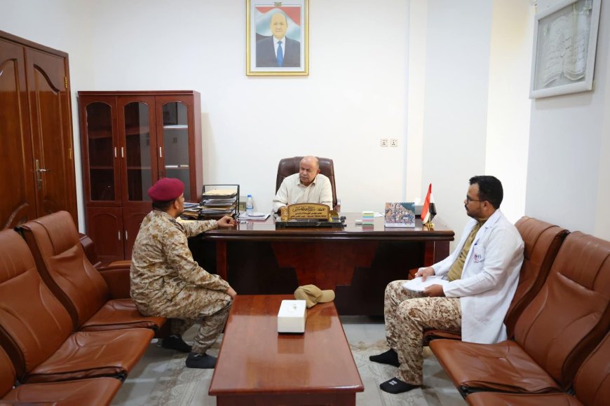 عضو مجلس القيادة الرئاسي الخنبشي يبحث سبل تطوير مستشفى 24 إبريل العسكري بالمكلا