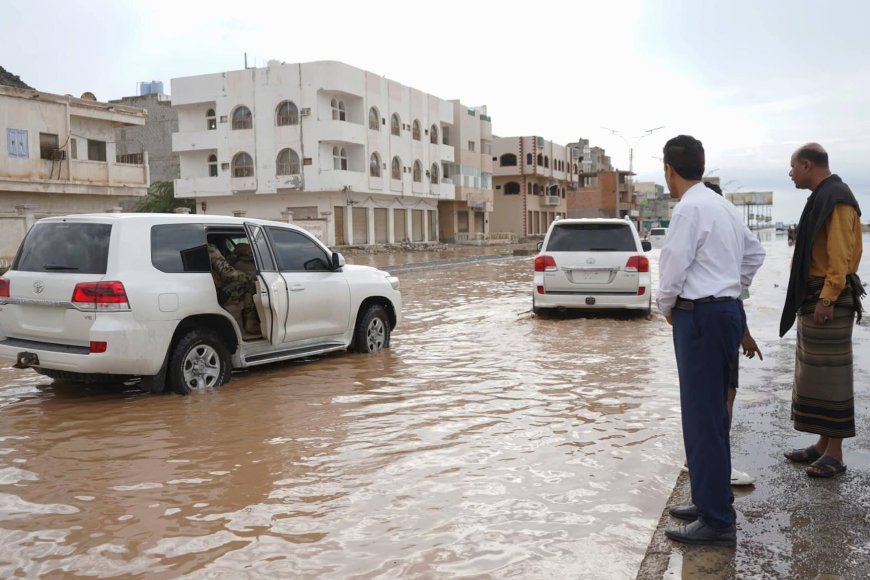 عضو مجلس القيادة محافظ حضرموت يتفقد أحوال المواطنين بالمكلا بعد الأمطار الغزيرة