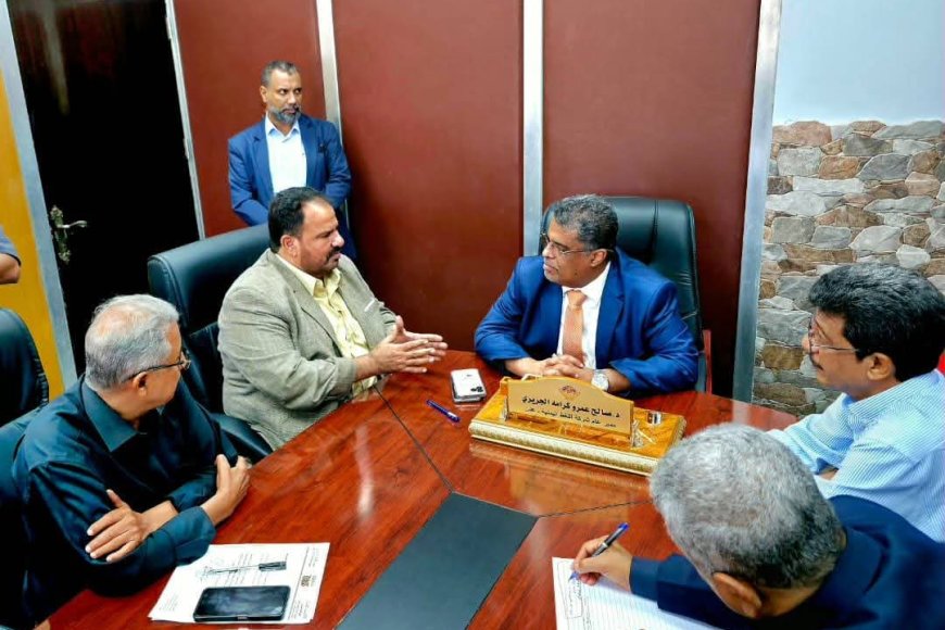 لقاء  بين مدير عام شركة النفط ووكيل العاصمة عدن ومدير صندوق النظافة