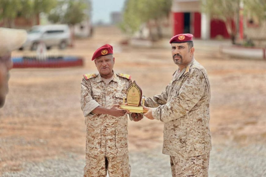 رئيس شُعبة الهندسة العسكرية بالمنطقة العسكرية الثانية يكرّم قائد لواء الريان بالمكلا تقديرًا لمواقفه البطولية