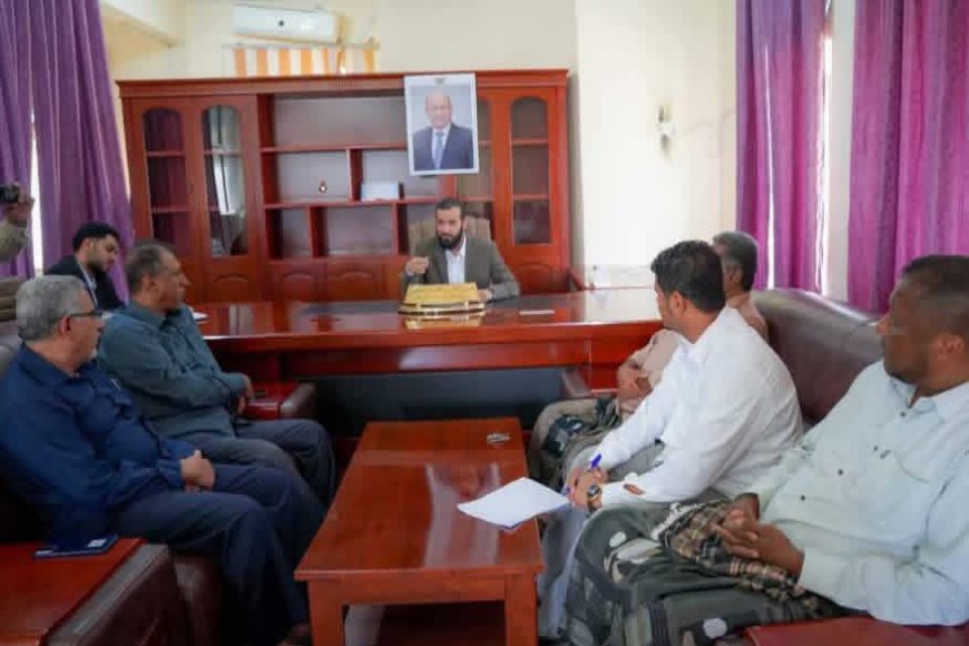 محافظ أبين يؤكد على تعزيز العمل المؤسسي وتحسين جودة الأداء خلال لقائه إدارة صندوق النظافة