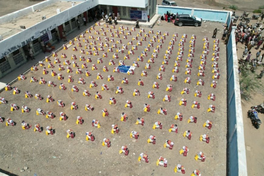 بدعم كويتي.. تدشين توزيع 400 سلة غذائية من تعز إلى المخا لإغاثة المتضررين من السيول