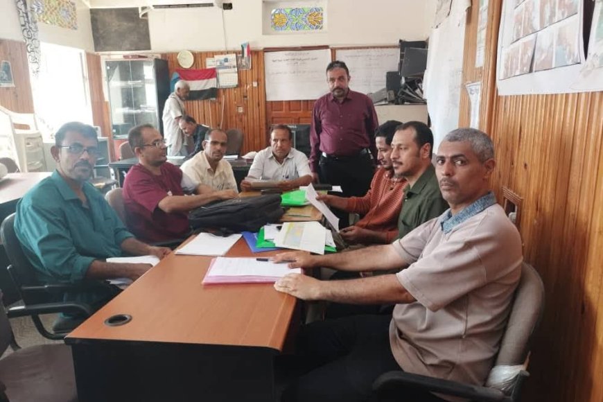 قيادة مجتمعية البريقة تناقش مع فريق الجهاز المركزي للإحصاء آلية حصر الاحياء السكنية في المديرية.