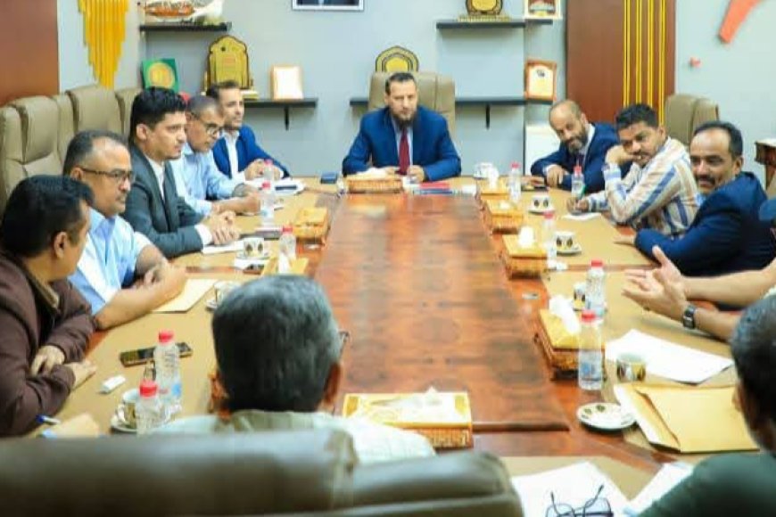 محافظ العاصمة عدن يؤكد أهمية تعزيز العمل الميداني ومتابعة أوضاع المديريات