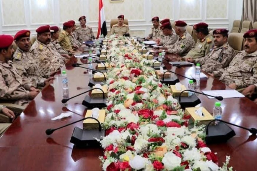 وزير الدفاع يطلع على جهود استكمال قطع البطاقة الذكية لمنتسبي الوزارة ويكرم اللواء الركن صالح حسن