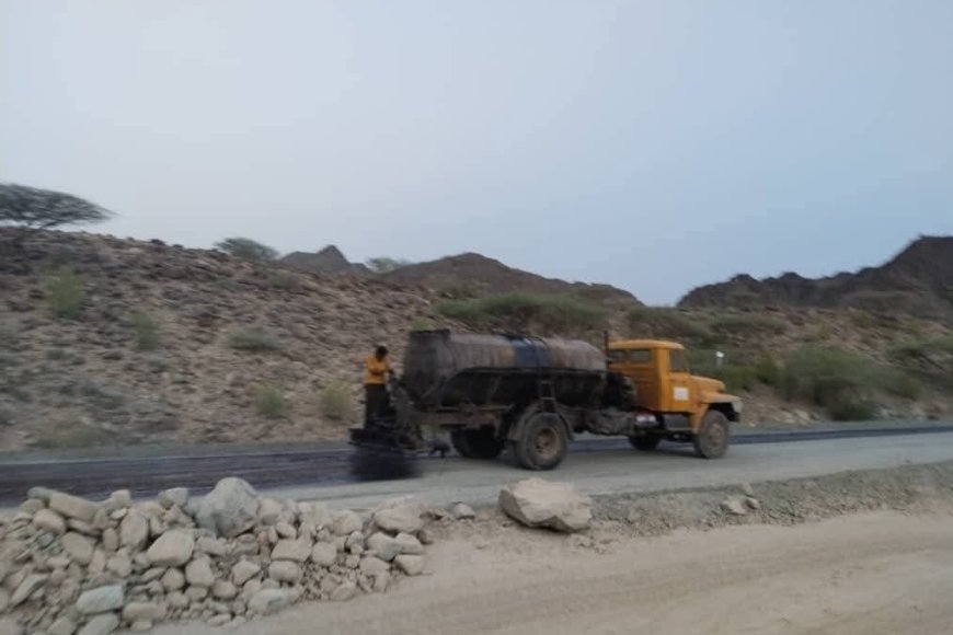 تواصل رش مادة الـ MC تمهيداً لسفلتة طريق الشهيد أبو اليمامة
