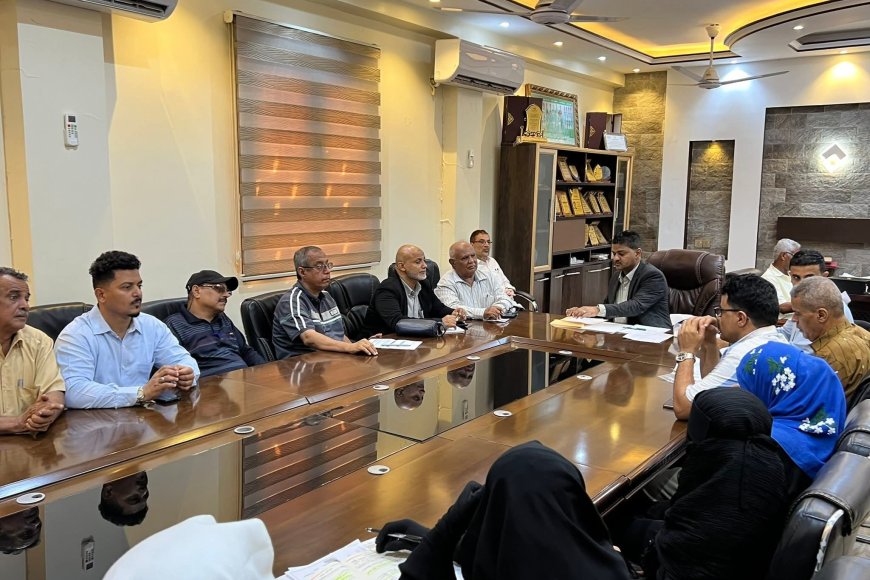 المكتب التنفيذي بمديرية الشيخ عثمان يدين الاعتداء على المعلمات ويناقش القضايا الخدمية والصحية المكتب التنفيذي بمديرية الشيخ عثمان يدين الاعتداء على المعلمات ويناقش القضايا الخدمية والصحية