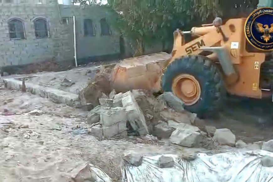 وحدة حماية الأراضي تنفذ حملة واسعة لإزالة التعديات ووقف البناء العشوائي في عدد من مديريات العاصمة عدن 