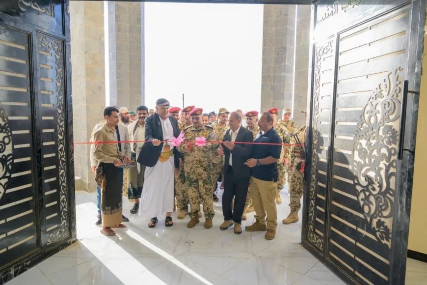 طارق صالح يفتتح مبنى السلطة المحلية في ذو باب المندب بمحافظة تعز طارق صالح يفتتح مبنى السلطة المحلية في ذو باب المندب بمحافظة تعز