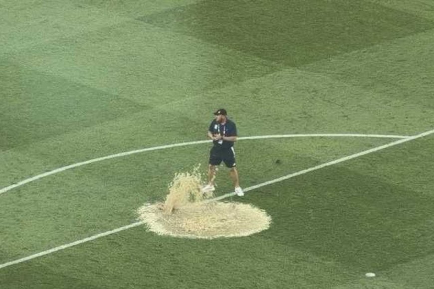 في كأس العالم .. انفجار انبوب مجاري في أرضية الملعب بين شوطي مباراة.. فيديو