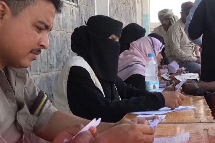 بدعم سعودي الخلية الإنسانية توزّع سلالًا غذائية في ريف المخا بدعم سعودي الخلية الإنسانية توزّع سلالًا غذائية في ريف المخا