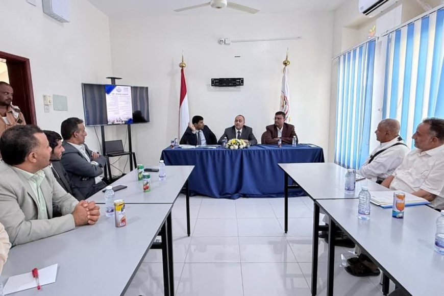 نائب وزير المالية يطلع على سير العمل في مكتب مصلحة الضرائب في مأرب