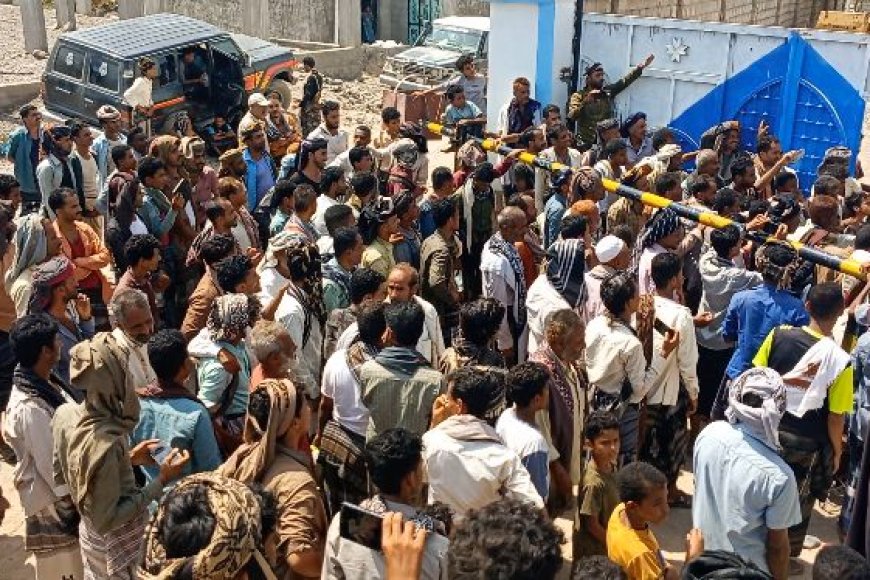 لحج.. لليوم الثاني على التوالي تواصل التظاهرات الجماهيرية الحاشدة رفضاً لتغيير مدير الأمن