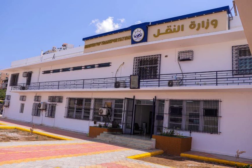 إجراء مراسيم الاستلام والتسليم لمنصب مدير عام مكتب وزير النقل بين المديرين السابق والجديد 