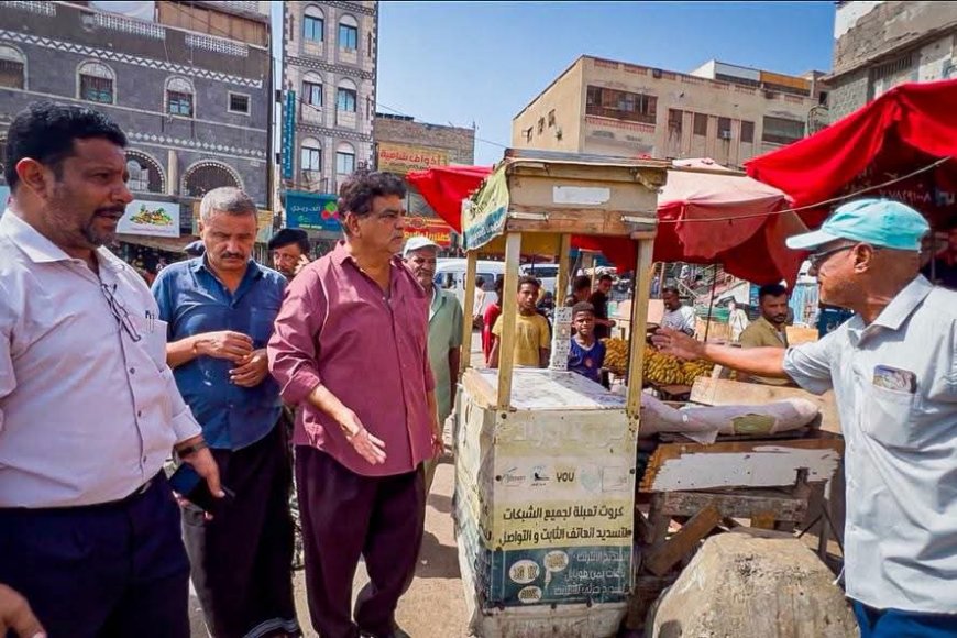 حملة ميدانية لرفع العوائق وتنظيم الأسواق في مديرية صيرة بالعاصمة عدن