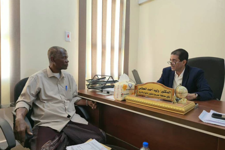 وكيل حضرموت العطاس يطلع على الإيرادات العامة للمحافظة ويؤكد أهمية تطوير الأداء