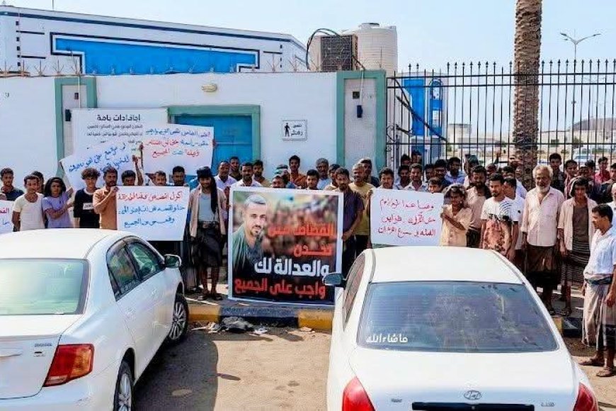 وقفة احتجاجية في عدن تطالب بسرعة محاكمة قتلة الشيخ مهدي العقربي - صحافة مباشر